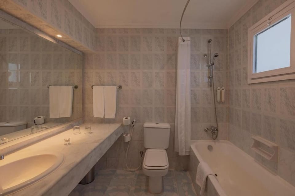 Get ready comfortably with generous counter space and a tub-shower combo.