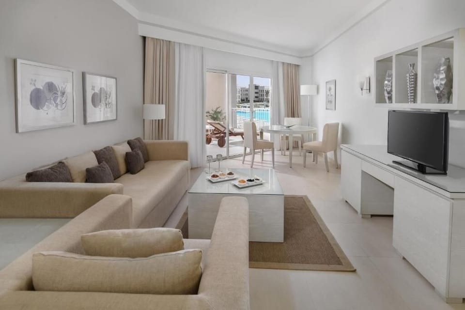 Gather in the airy lounge for relaxed evenings and snacks.