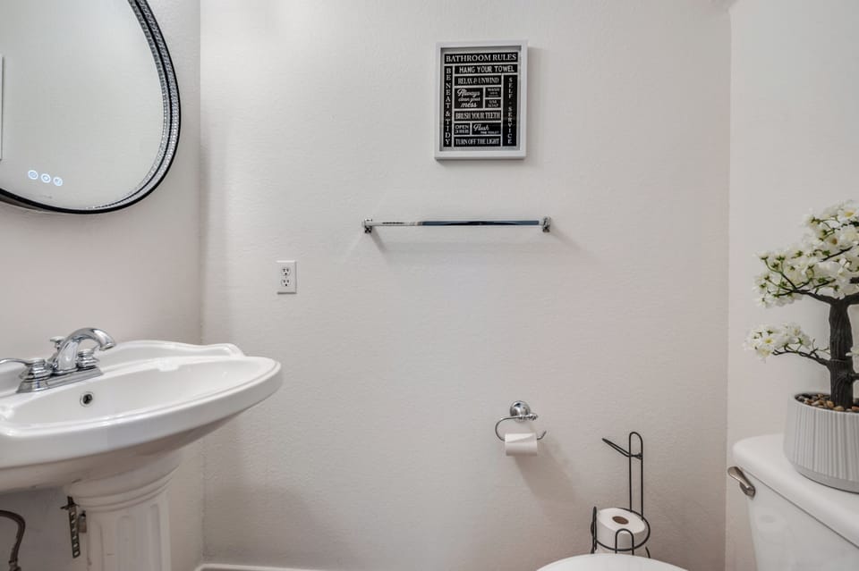 Guest Bathroom (on the first floor)