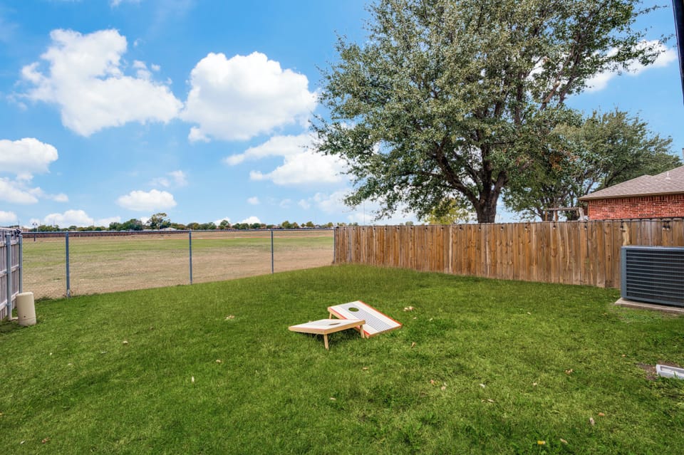 Captivating view of the backyard! Relax after the day’s work, enjoy a drink…