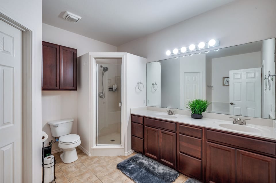 Massive Master Bathroom! Enjoy the tub and or shower… 💦