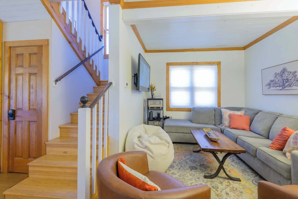 Living room w/TV