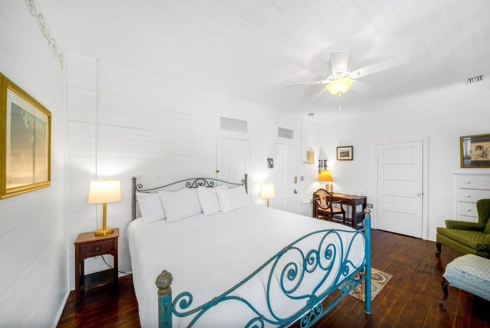 Unit with one king bed