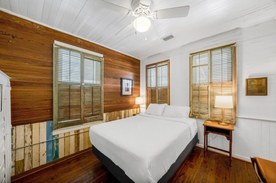 Unit with one king bed