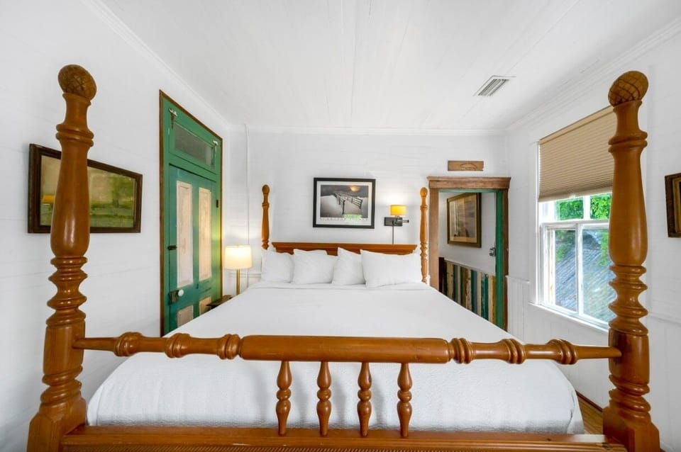 Unit with one king bed