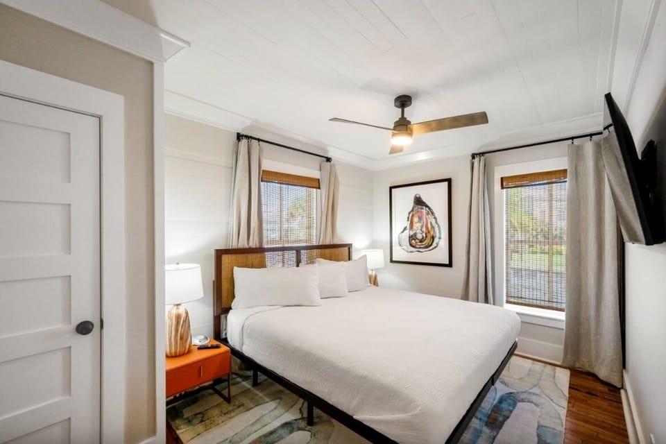 Unit with one king bed