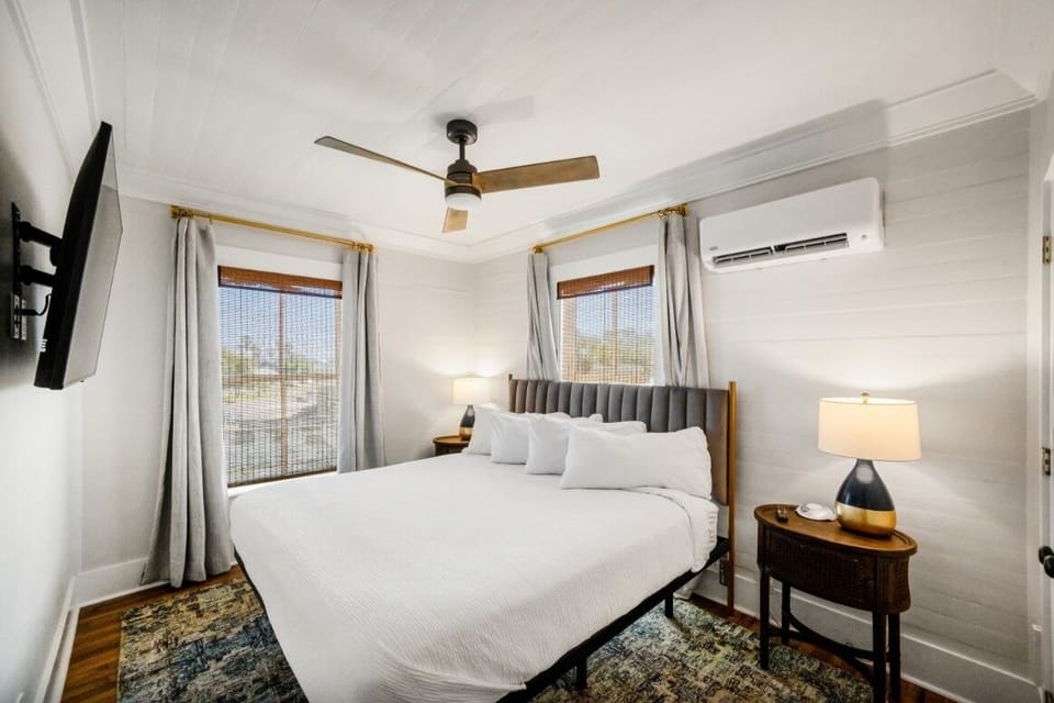 Unit with one king bed