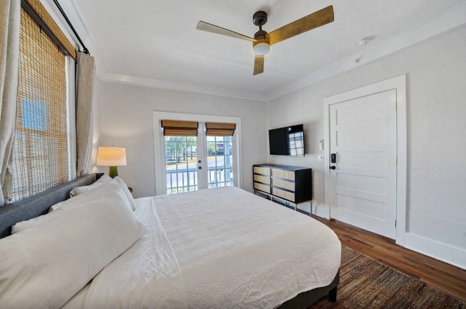 Unit with one king bed