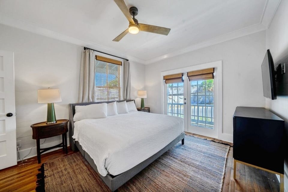 Unit with one king bed