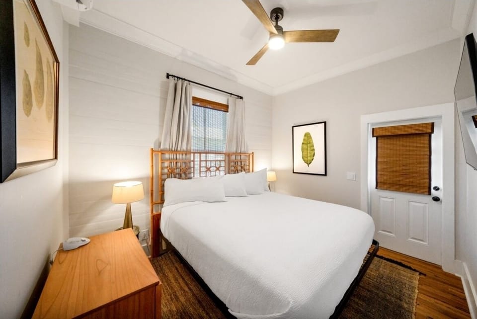 Unit with one king bed