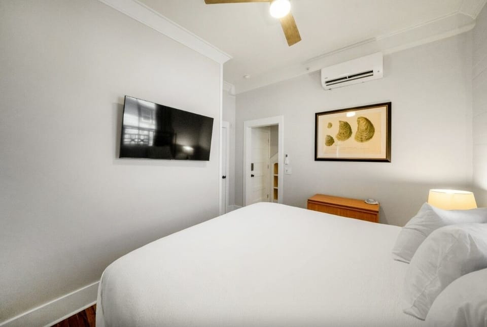 Unit with one king bed