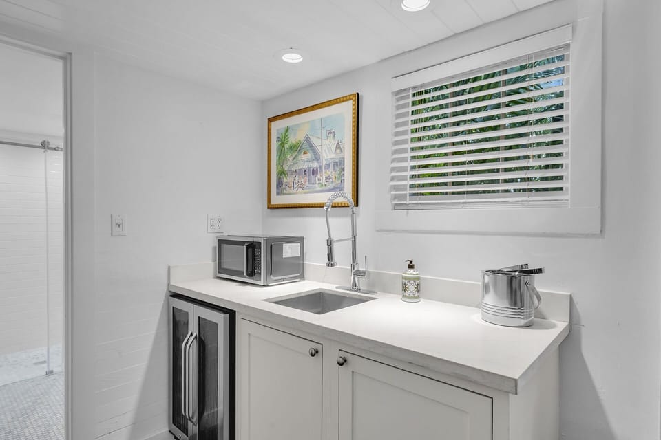Kitchenette with sink and ice bucket