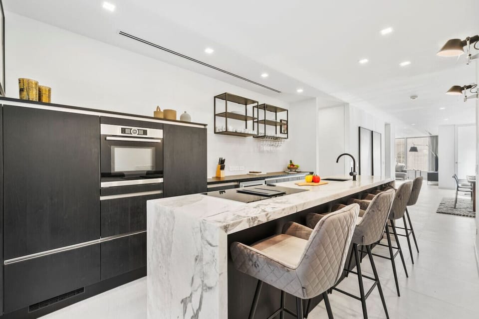 Sleek Modern Kitchen – Fully Equipped