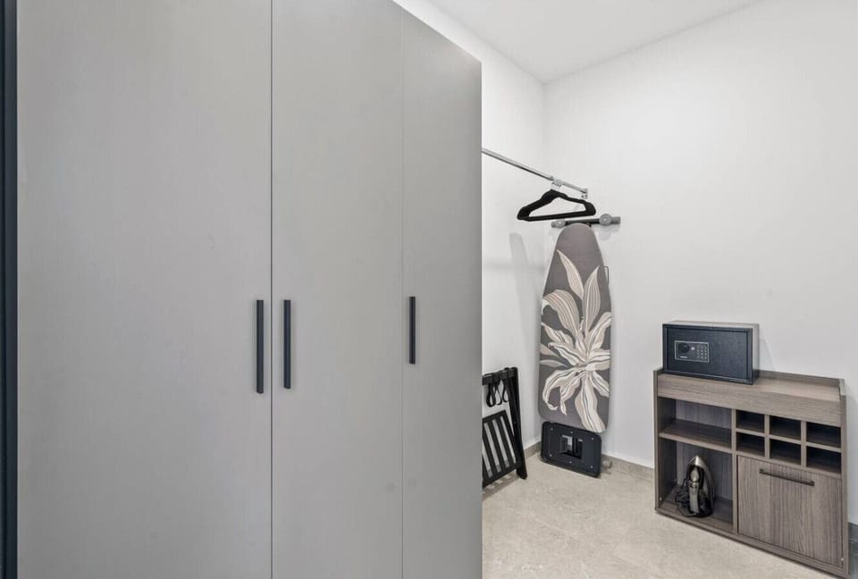 Sleek wardrobe space keeps your getaway clutter-free.