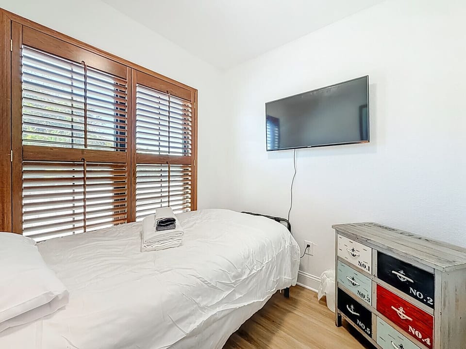 Secondary bedroom w/ smart tv