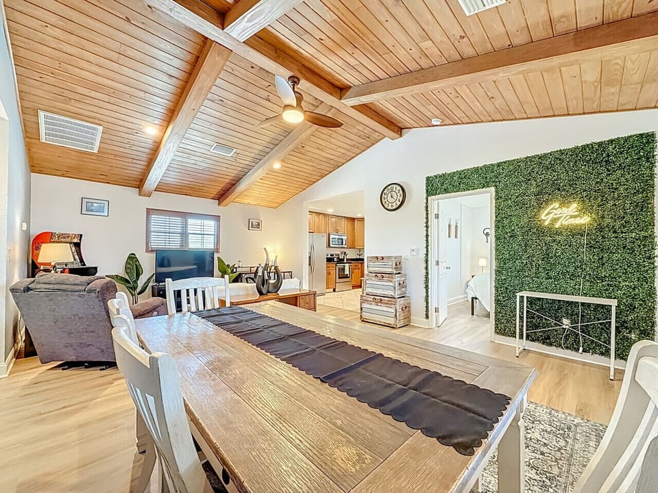 Open dining/living room w/ instagramable wall