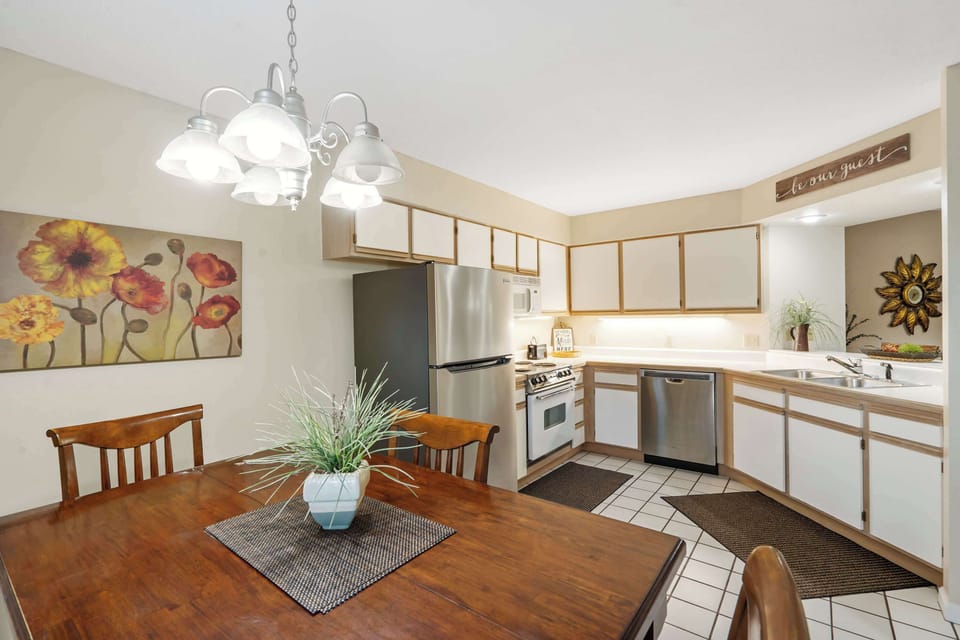 Cozy kitchen dining for 4—eat, chat, and connect 