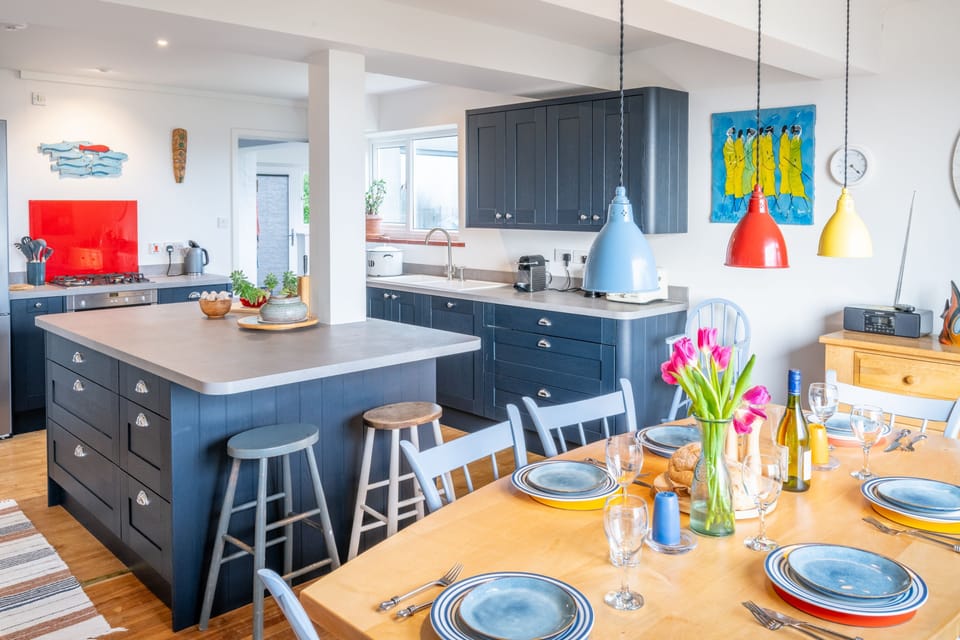 Chicoutimi, Thorpeness: Dining table with seating for six with breakfast bar with seating for two