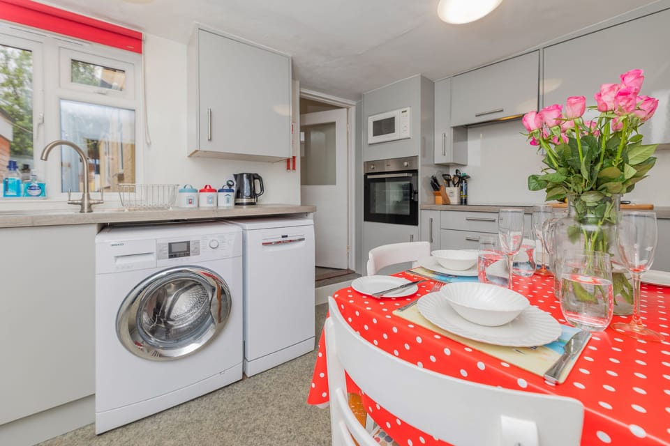 Top Step Cottage, Aldeburgh: A well-equipped kitchen with a dishwasher and washing machine