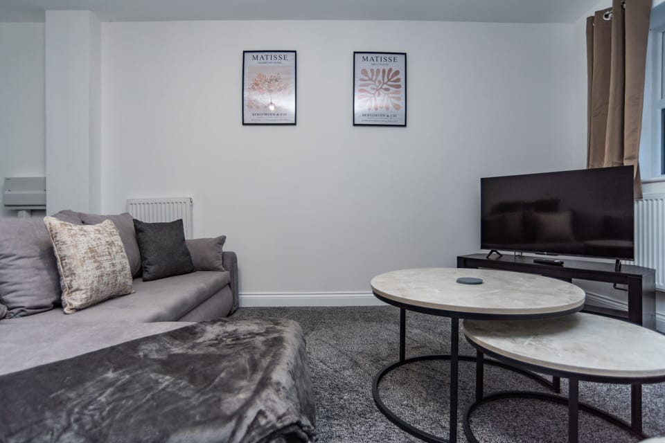 Full HD Smart TV and super-fast WiFi - perfect for streaming, working, or unwinding after a long day.