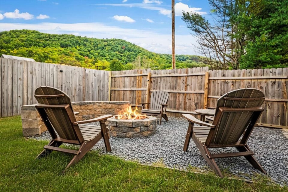Swap stories under the stars beside the crackling fire. The private fenced-in fire pit is perfect for roasting s’mores, sipping wine, and soaking in those gorgeous mountain views.