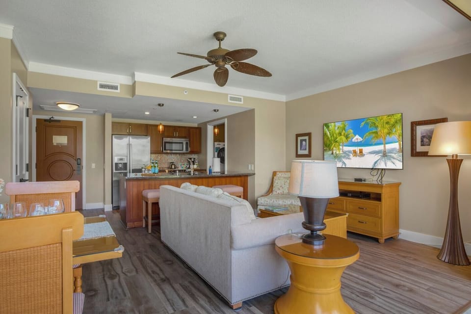  Unwind in this stylish retreat, just steps from the lanai and ocean breeze HKH-238