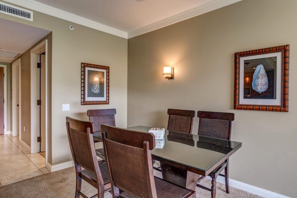 Gather for meals with a view of Maui’s rolling hills HKH-434