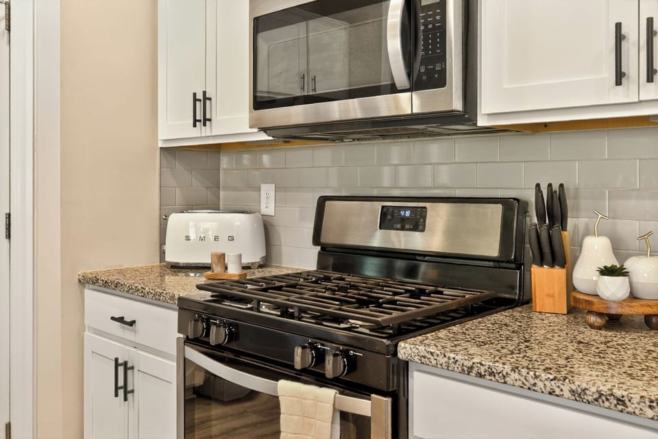 Easy-to-use layout for home cooking or quick snacks.