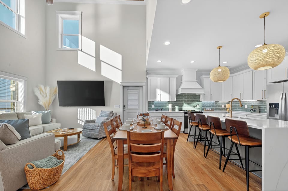 Dining Table Seats 6. Breakfast Bar Seats 4.