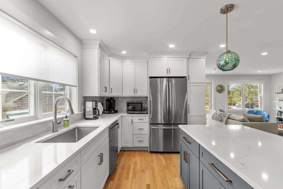 Oversized prep island, perfect for shared meals and entertaining guests.