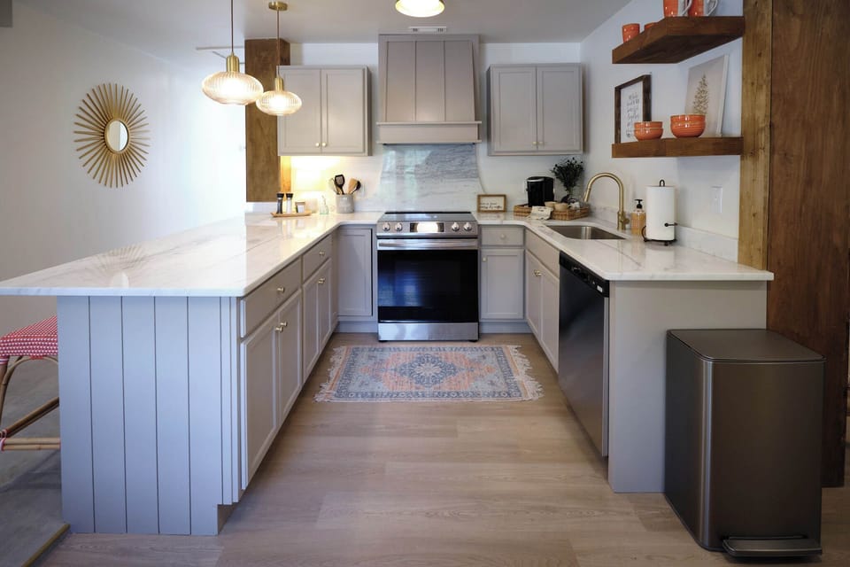 Kitchen with 4 bar stools on the island area