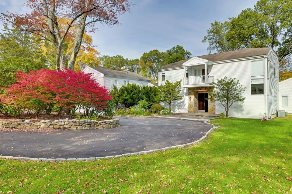 Exterior | Parking | Driveway (6 Vehicles)