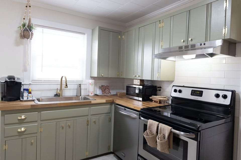 No need to wash dishes on your vacation because this unit has a dishwasher!
