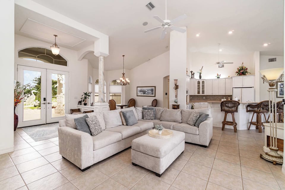 Seating for 6 in living room w/celling fan, smart TV, and slider to patio/pool