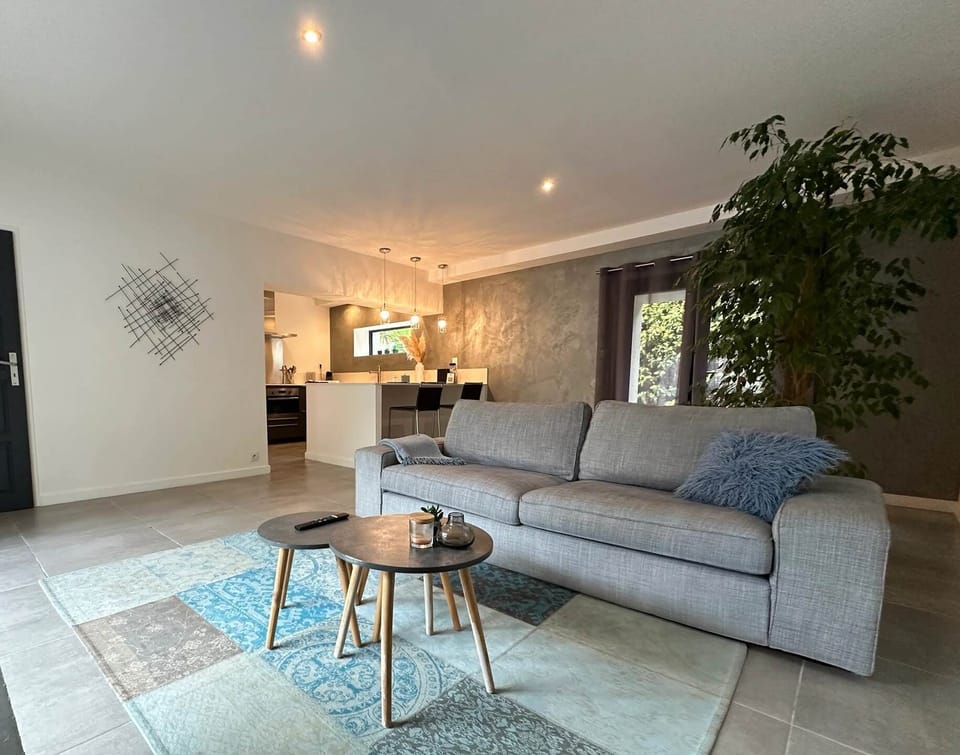 Espace de vie moderne avec canapé confortable et TV grand écran