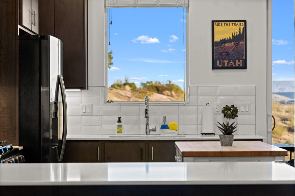 Kitchen: Stunning mountain views and stylish decor for culinary adventures!