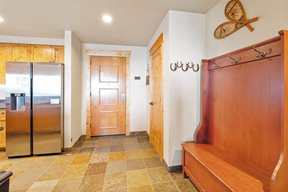 Plenty of room in the entranceway to get ready for your day of exploring. | Main Level