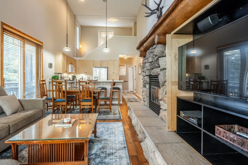 Living Room, Gas Fireplace, Flatscreen TV
