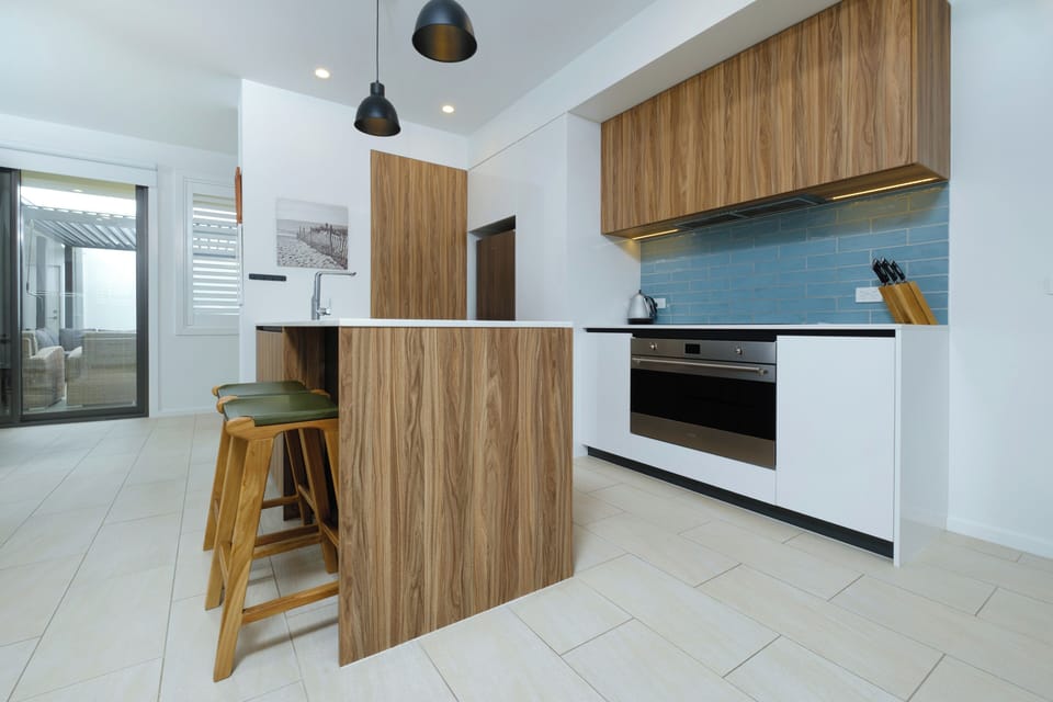 Kitchen with Smeg 900mm oven, cooktop & plenty of appliances. 