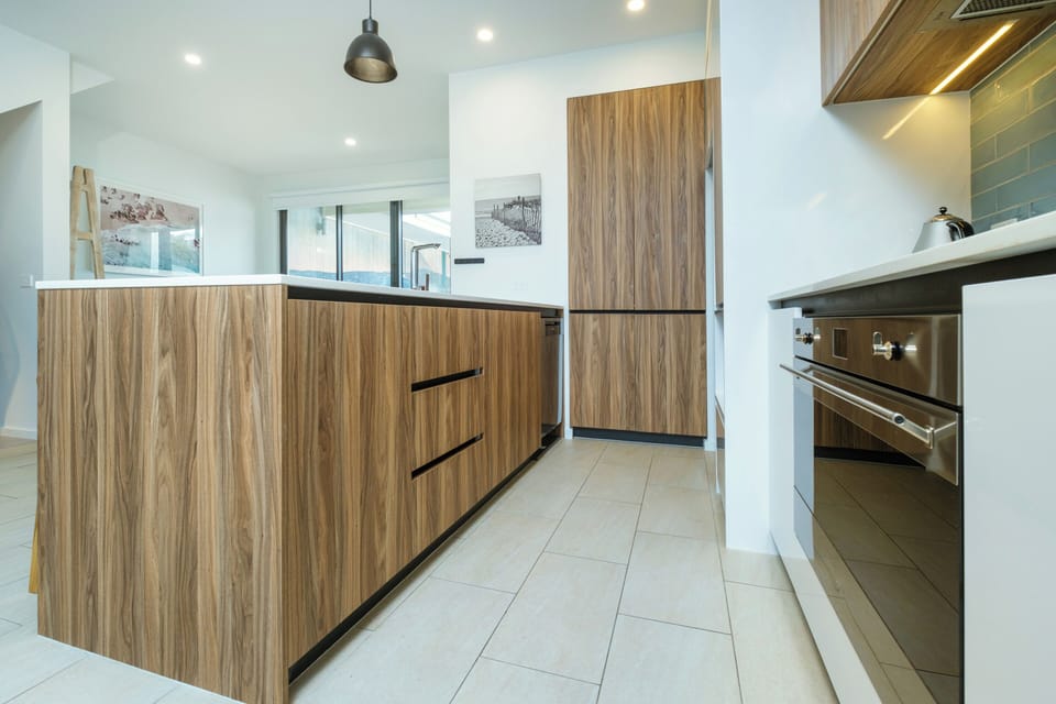 Kitchen with Smeg 900mm oven, cooktop & plenty of appliances. 