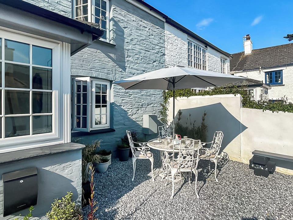 Outdoor eating area | Penty Lowen, St Mawes