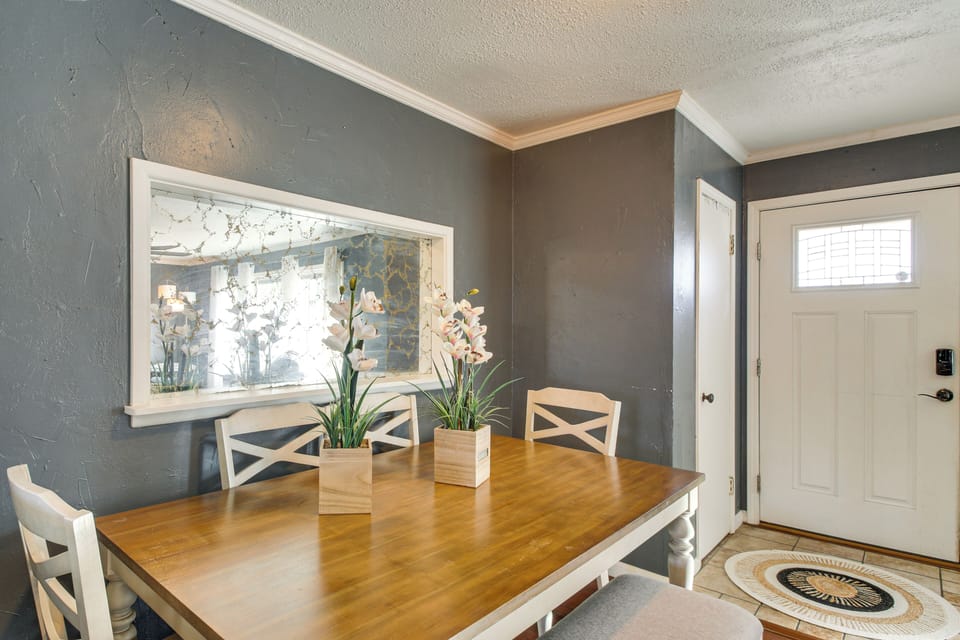 Dining Area | Dishware/Flatware Provided