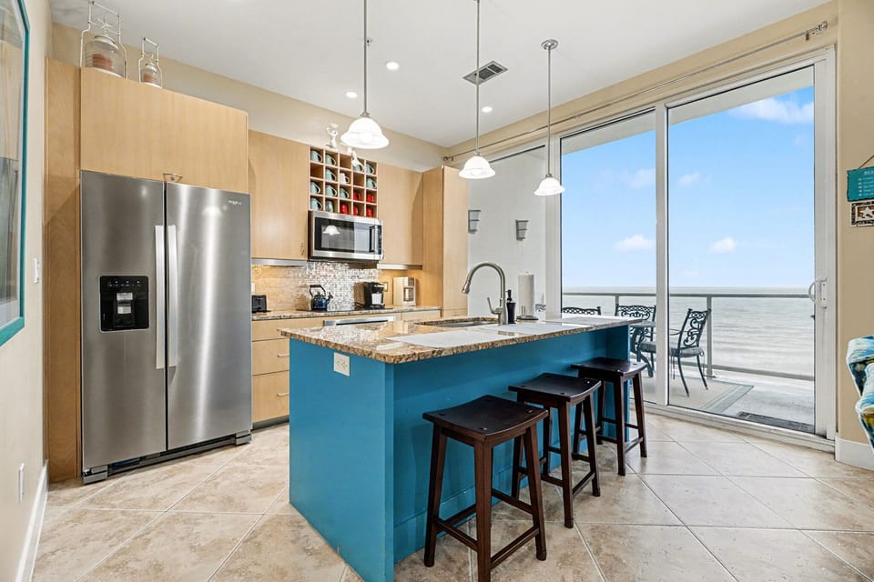 Lots of space in the kitchen