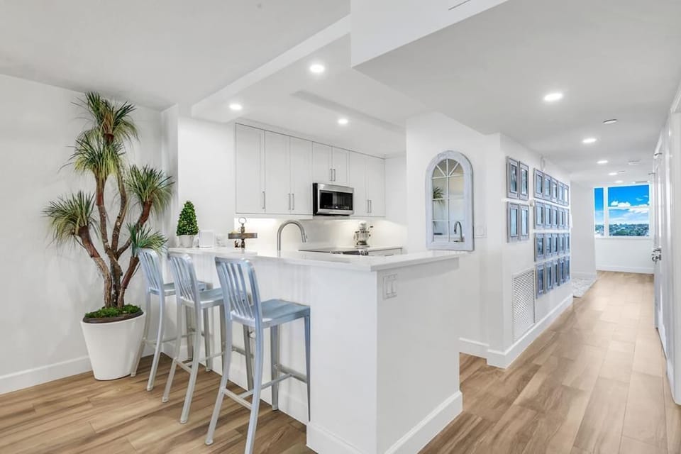 Open Kitchen with Breakfast Bar