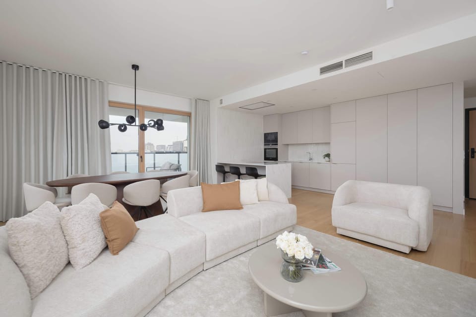 The bright living area with an open kitchen offers a balance of style and functionality, perfect for spending time together over coffee or dinner.