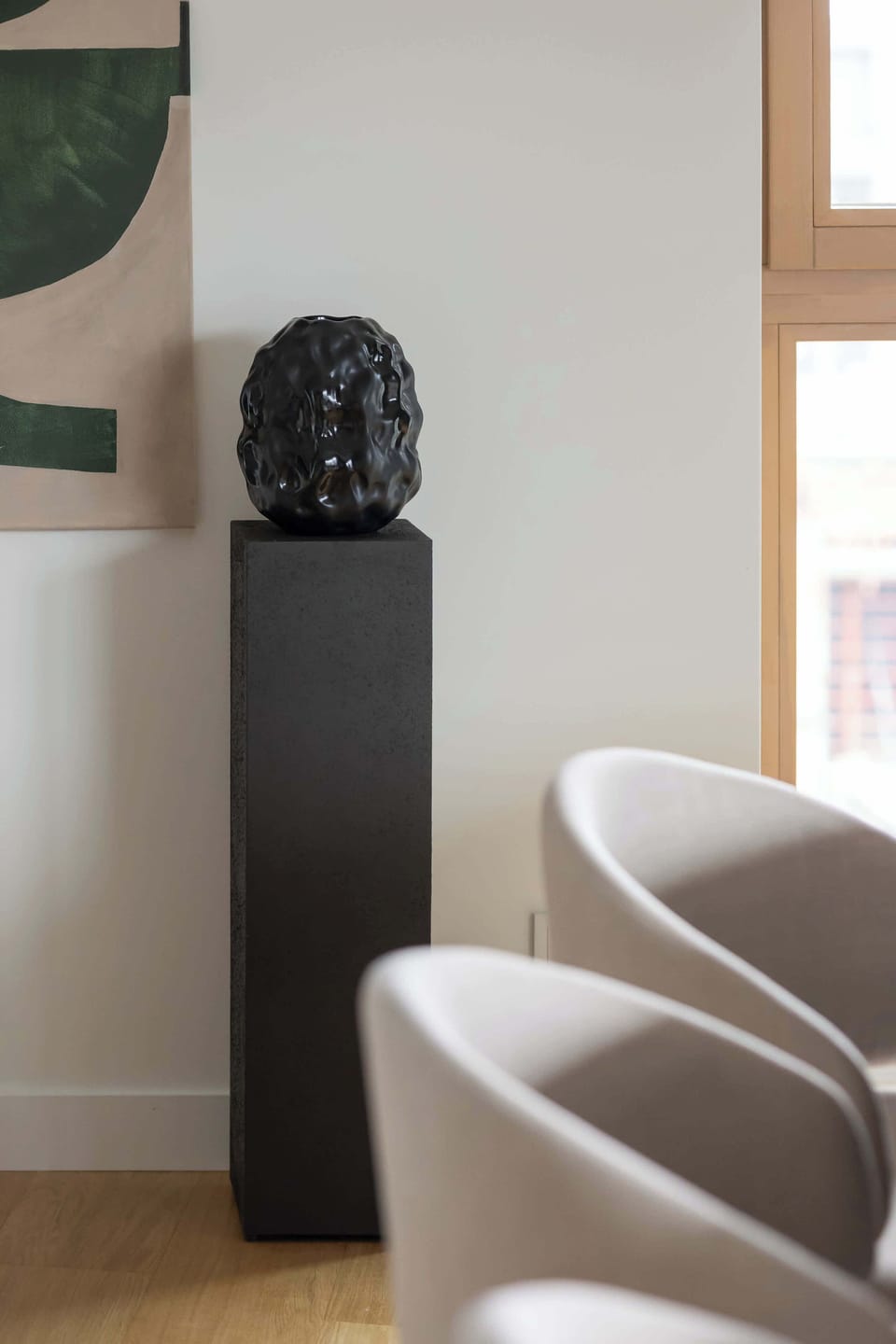 A subtle detail in the form of a sculpture and a plant adds a touch of art and harmony to the interior.