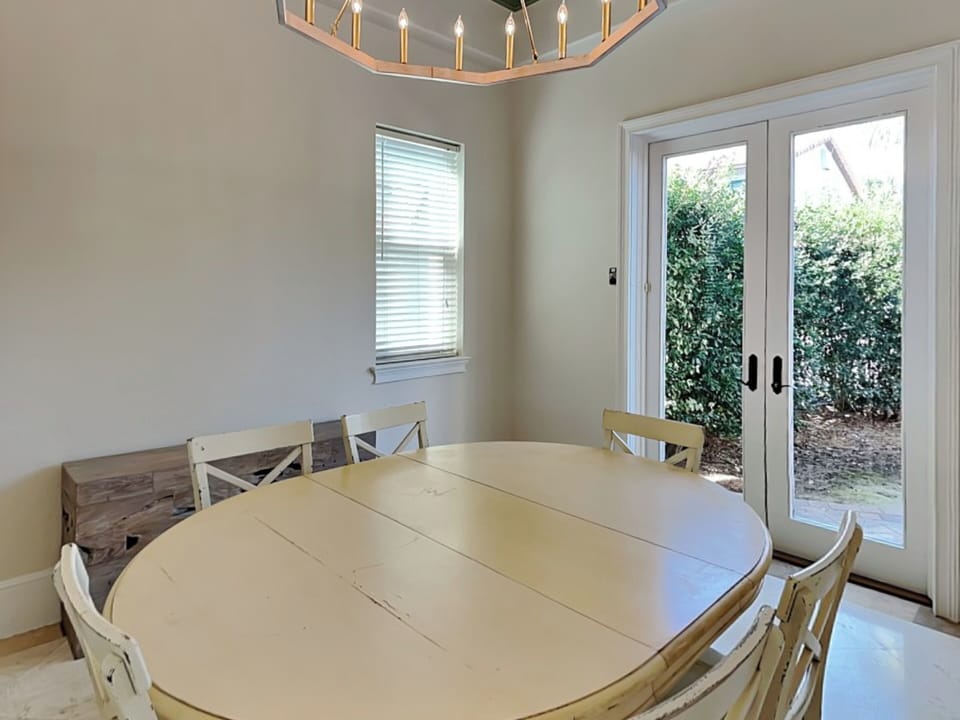 Dining Area - Seating for Six