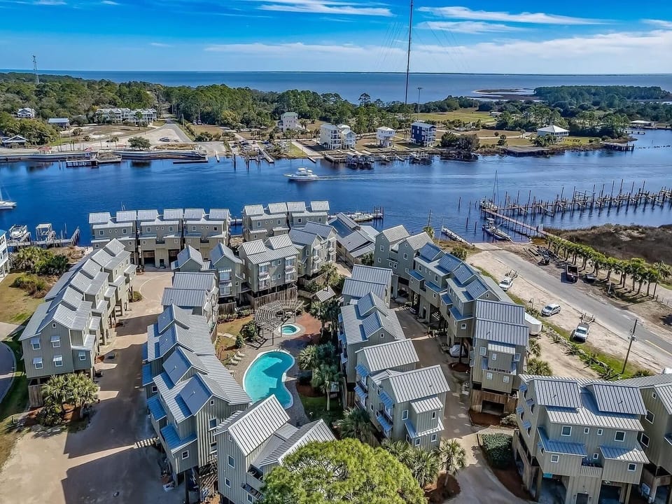 Condo Resort on the water.  Just steps from the pool and hot tub!