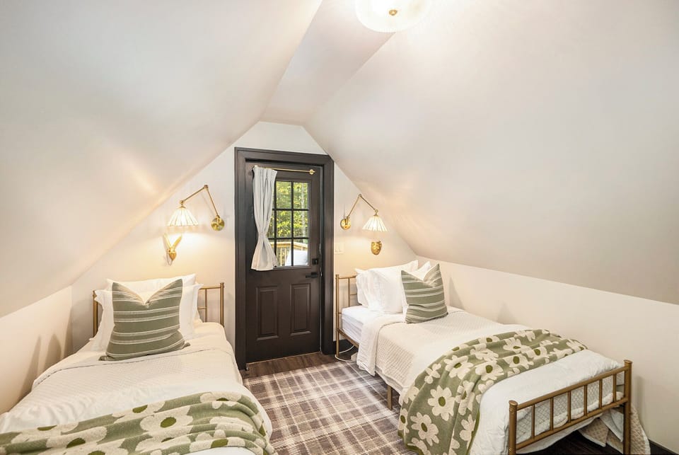 Upper twins, loft sleeping