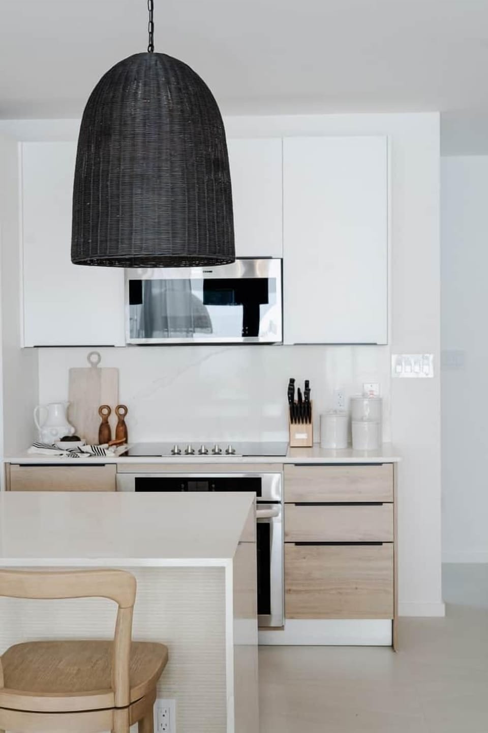Fully equipped modern kitchen with island, ideal for cooking and entertaining.